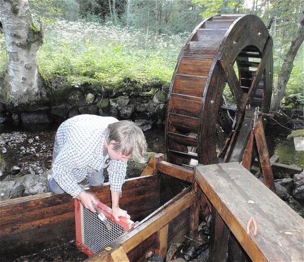 Poncelet waterwheel